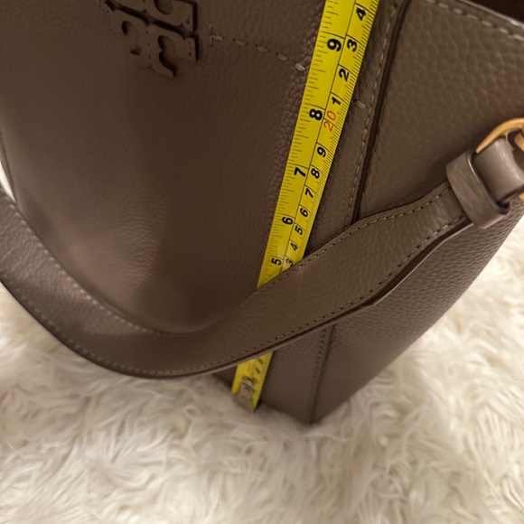 Tory Burch McGraw Bucket Shoulder Bag - Picture 7 of 9